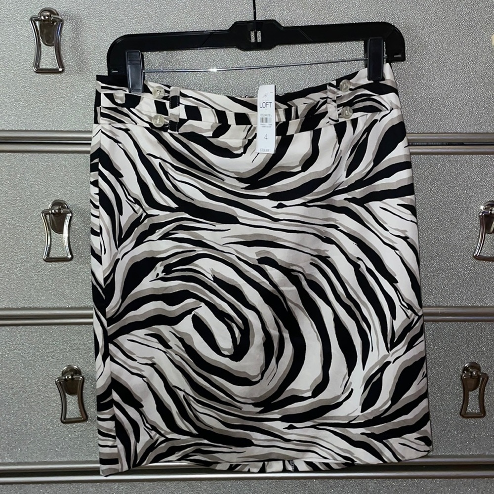 Black / white design LOFT skirt